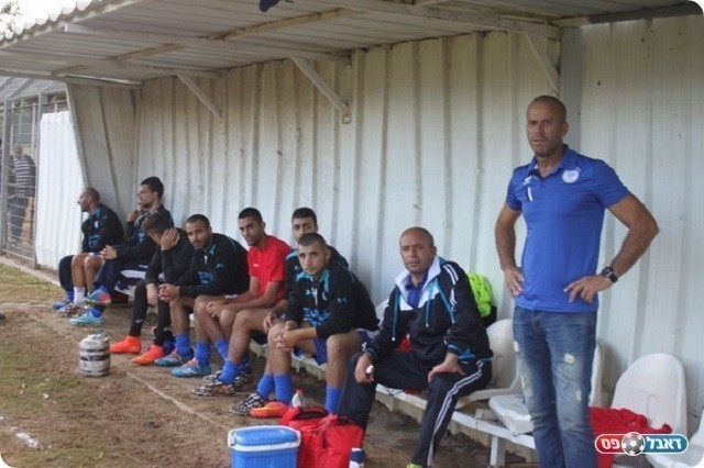 איזה ייאוש. גניש (מימין) והספסל של קאסם (לוטפי עיסא)
